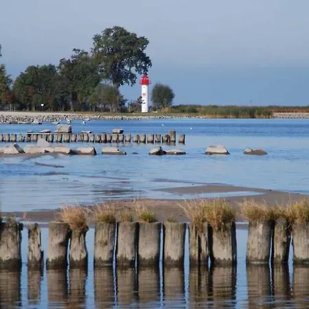 Historisches Reetdachhaus Mit Bauwagen Und Grossem Obstgarten בית נופש *