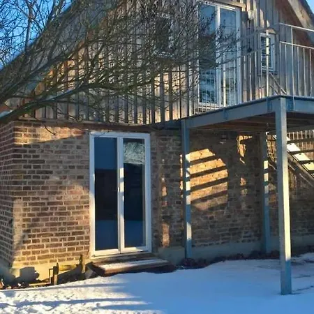 בית נופש Historisches Reetdachhaus Mit Bauwagen Und Grossem Obstgarten *