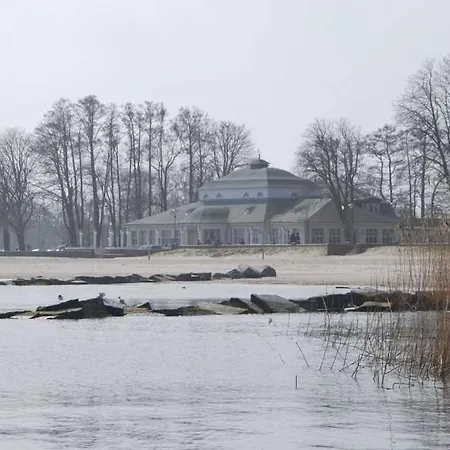 Historisches Reetdachhaus Mit Bauwagen Und Grossem Obstgarten Ueckermünde