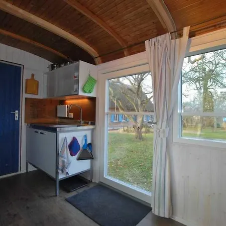 Historisches Reetdachhaus Mit Bauwagen Und Grossem Obstgarten * Ueckermünde