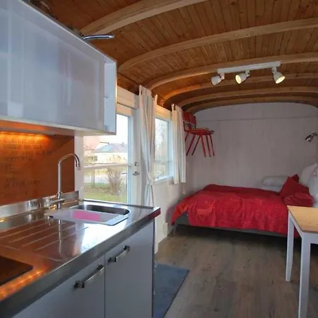 בית נופש Historisches Reetdachhaus Mit Bauwagen Und Grossem Obstgarten