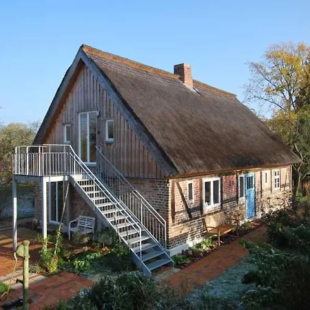 Historisches Reetdachhaus Mit Bauwagen Und Grossem Obstgarten * Ueckermünde