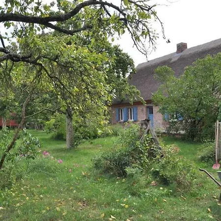 Historisches Reetdachhaus Mit Bauwagen Und Grossem Obstgarten בית נופש