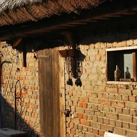 בית נופש Historisches Reetdachhaus Mit Bauwagen Und Grossem Obstgarten *