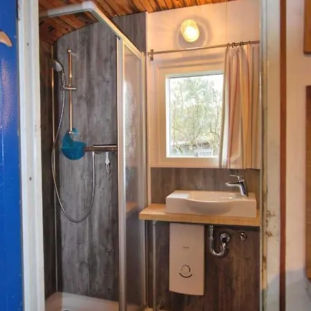 Historisches Reetdachhaus Mit Bauwagen Und Grossem Obstgarten *