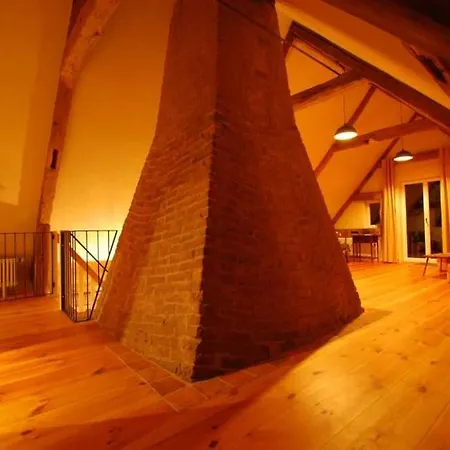 Historisches Reetdachhaus Mit Bauwagen Und Grossem Obstgarten *