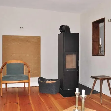 בית נופש Historisches Reetdachhaus Mit Bauwagen Und Grossem Obstgarten *