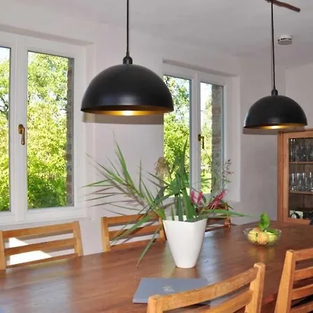 Historisches Reetdachhaus Mit Bauwagen Und Grossem Obstgarten Ueckermünde