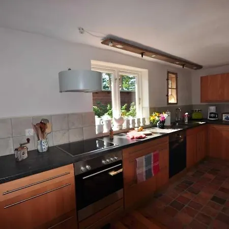 בית נופש Historisches Reetdachhaus Mit Bauwagen Und Grossem Obstgarten *