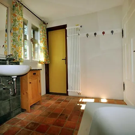 Holiday home Historisches Reetdachhaus Mit Bauwagen Und Grossem Obstgarten *