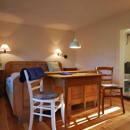 Historisches Reetdachhaus Mit Bauwagen Und Grossem Obstgarten *